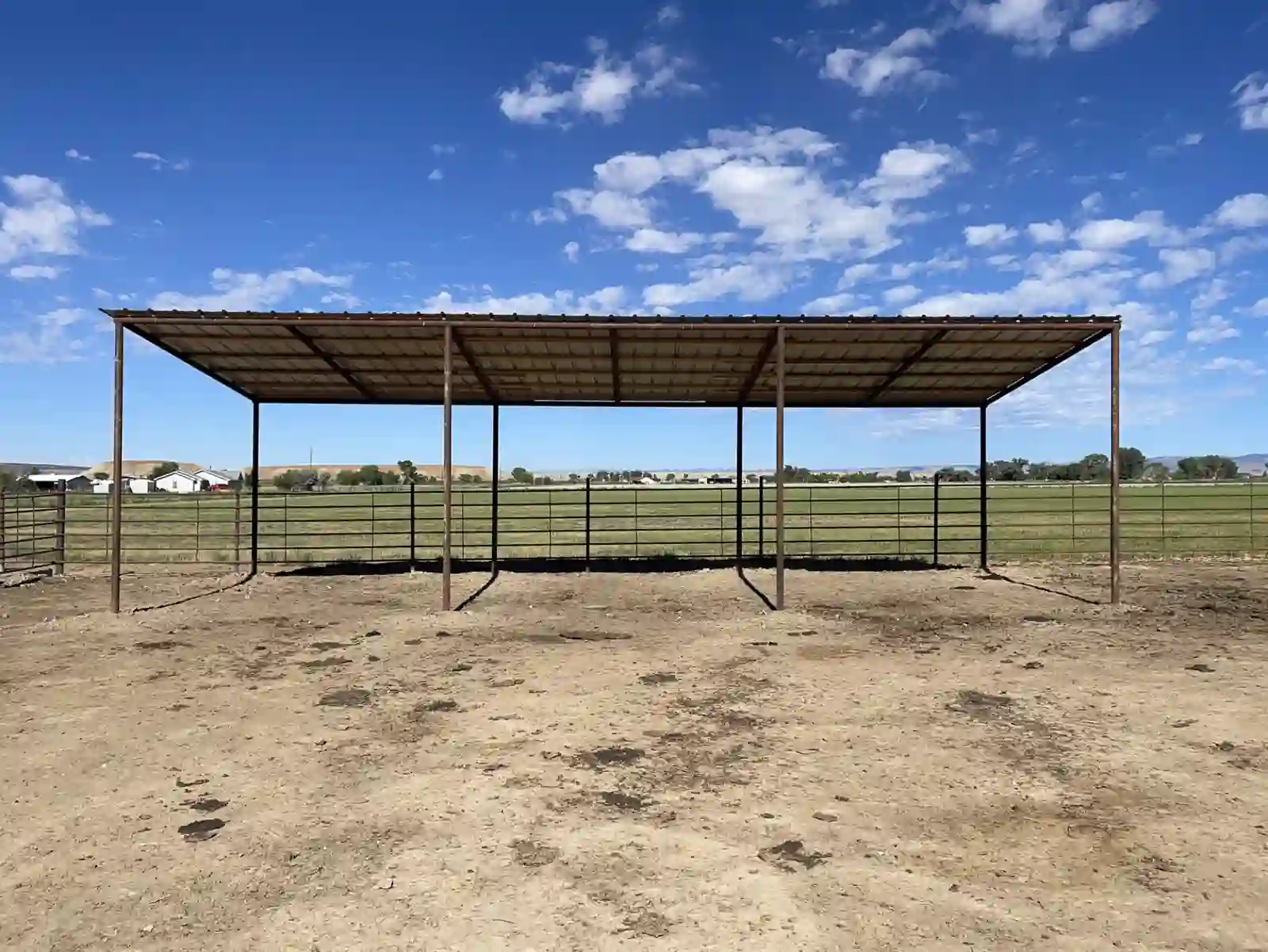 Large drill-tubing loafing shed frame